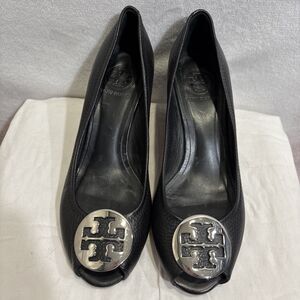 Tory Burch Peep Toe Sally Wedge Pumps 8M Black Pebble Silver Logo Leather Shoes